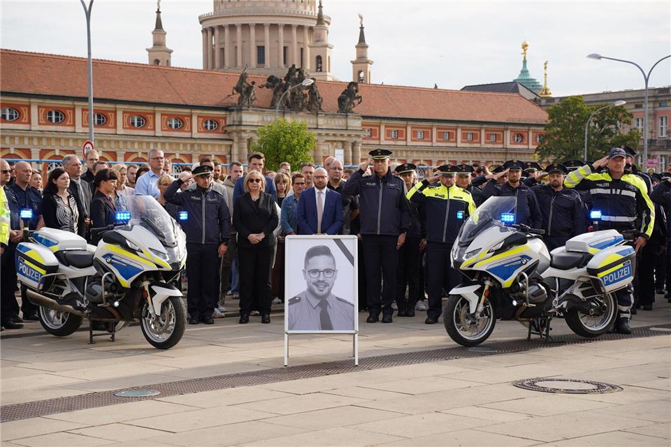 Für den im Saarland getöteten Polizisten gab es auch in Brandenburg eine Schweigeminute.-/Polizei Brandenburg/dpa