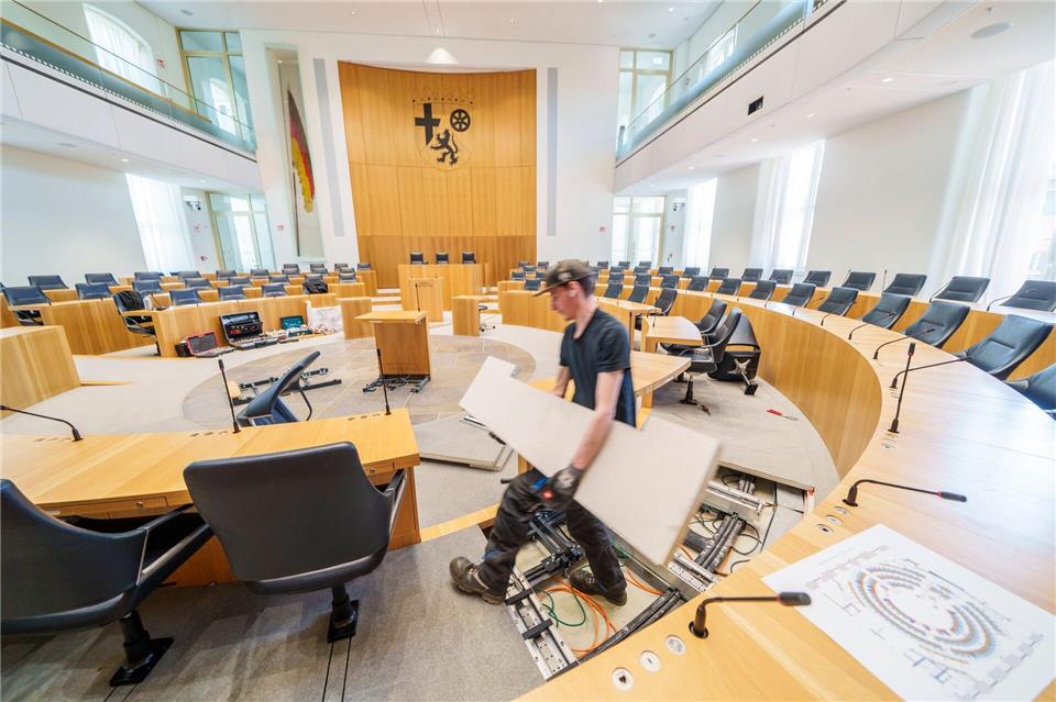 Für den neuen Landtag mit nur noch vier Fraktionen musste der Plenarsaal umgebaut werden. (Archivbild)Andreas Arnold/dpa