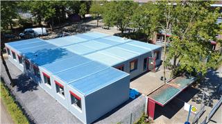 Für den neuen fünften Jahrgang werden Container auf dem Schulhof der Sekundarschule Hohe Mark aufgestellt.