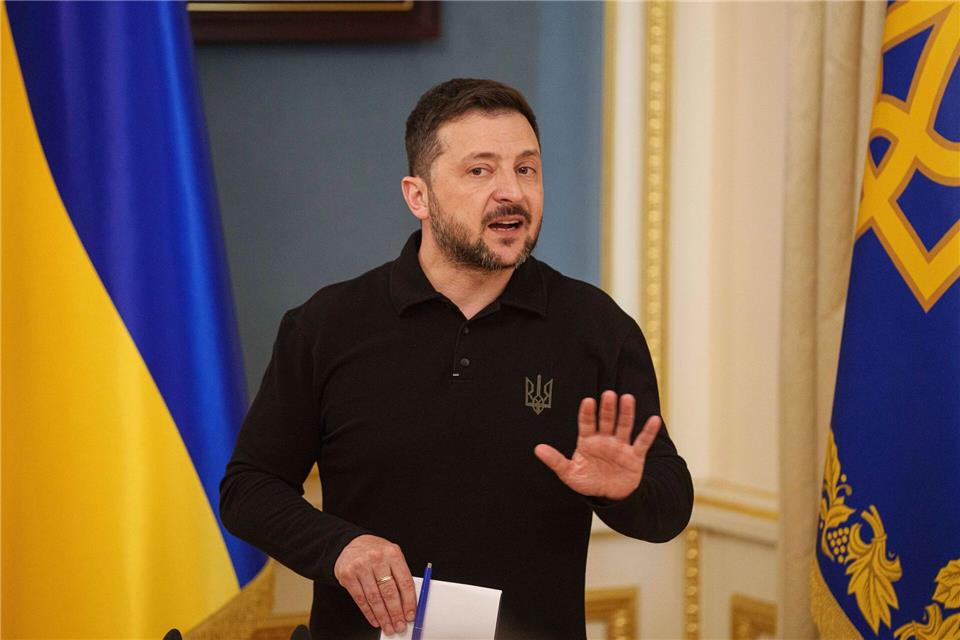 Für den ukrainischen Präsidenten Wolodymyr Selenskyj können ukrainische Gebietsabtretungen an Russland kein Gegenstand von Friedensgesprächen sein.Evgeniy Maloletka/AP/dpa