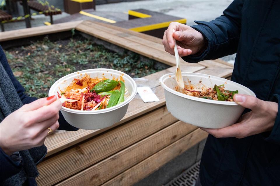 Für derlei Einweggeschirr ist in Tübingen eine Abgabe fällig, nun wünschen sich auch die Berliner Bezirke ein solches Vorgehen. (Archivbild)Bernd von Jutrczenka/dpa