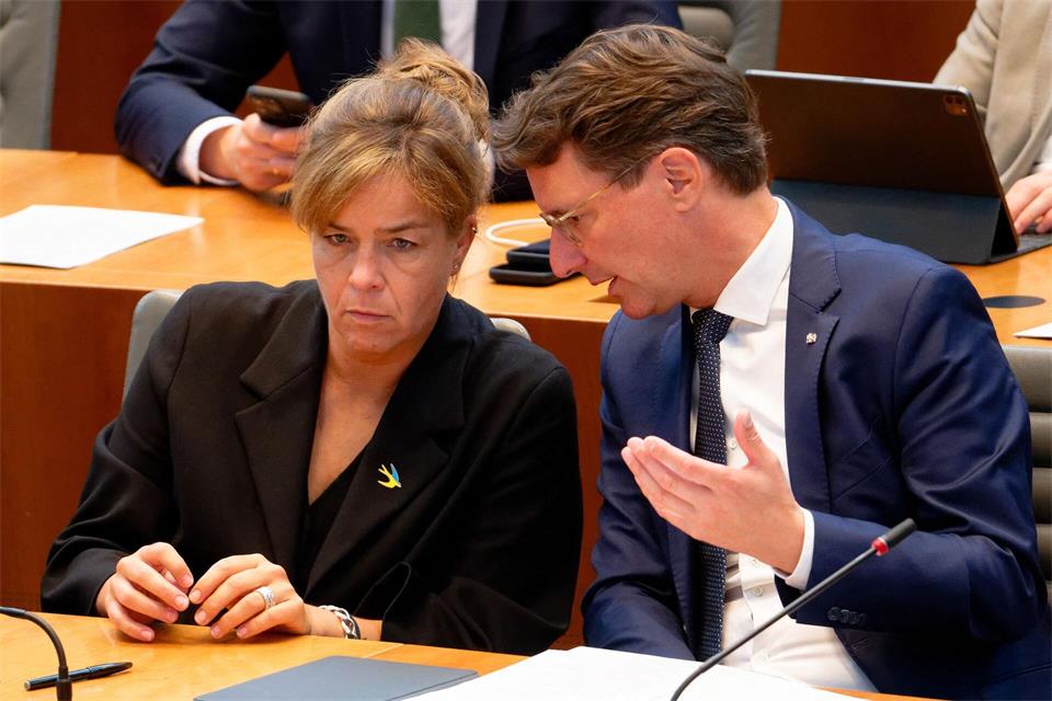 Für die AfD sind Ministerpräsident Hendrik Wüst (CDU) und seine Stellvertreterin Mona Neubaur (Grüne) ein „Duo Infernale“. Henning Kaiser/dpa