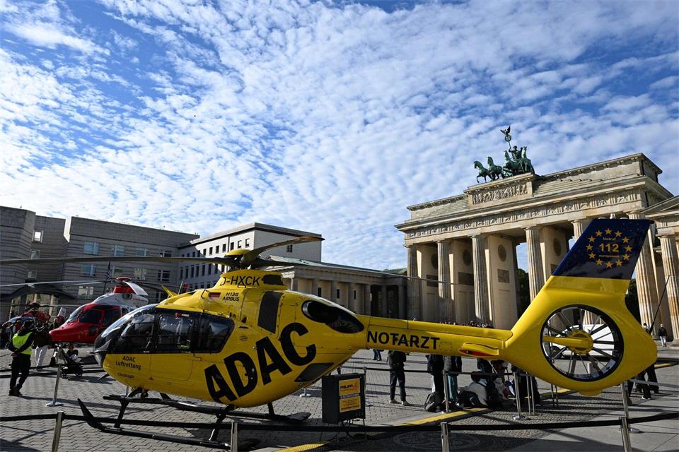 Für die Aktion landeten Hubschrauber vor dem Brandenburger Tor.Jens Kalaene/dpa