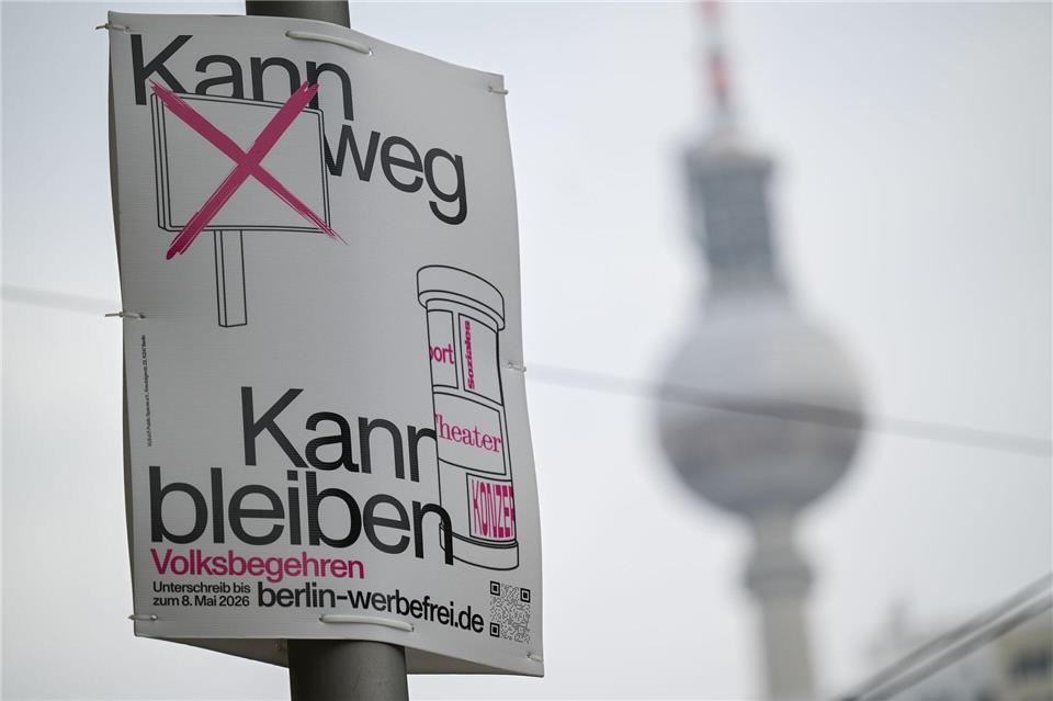 Für die Aktivisten des Volksbegehrens „Berlin werbefrei“ ist es im Winter schwer, Unterschriften für ihr Anliegen zu sammeln. Sebastian Gollnow/dpa