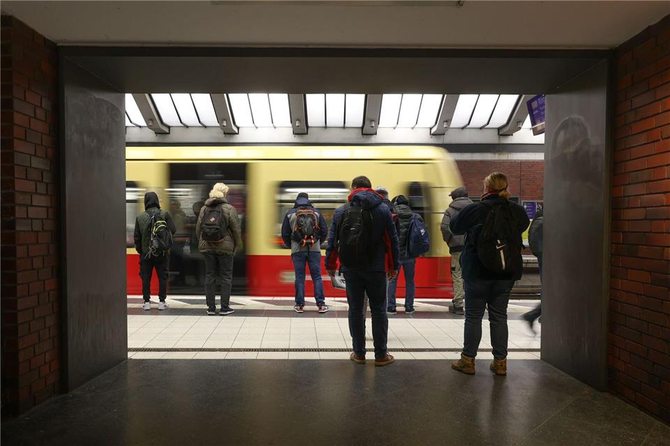 Für die Ausfälle ist Schienenersatzverkehr eingerichtet - der BVG zufolge fährt der Ersatzbus der U2 aber nicht den üblichen Linienweg. (Symbolbild)Jörg Carstensen/dpa