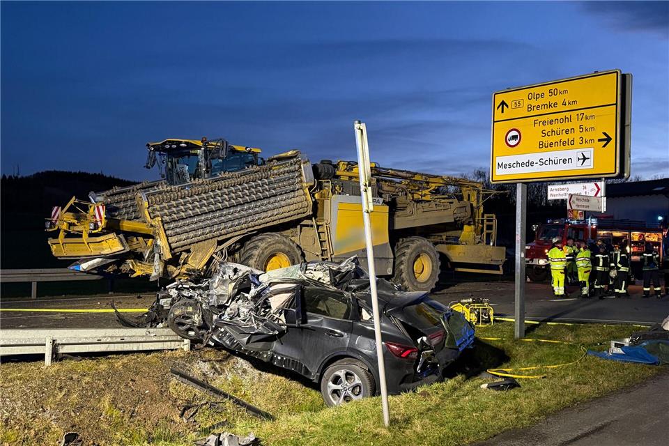 Für die Autofahrerin kam nach dem Unfall jede Hilfe zu spät. Berthold Stamm/dpa