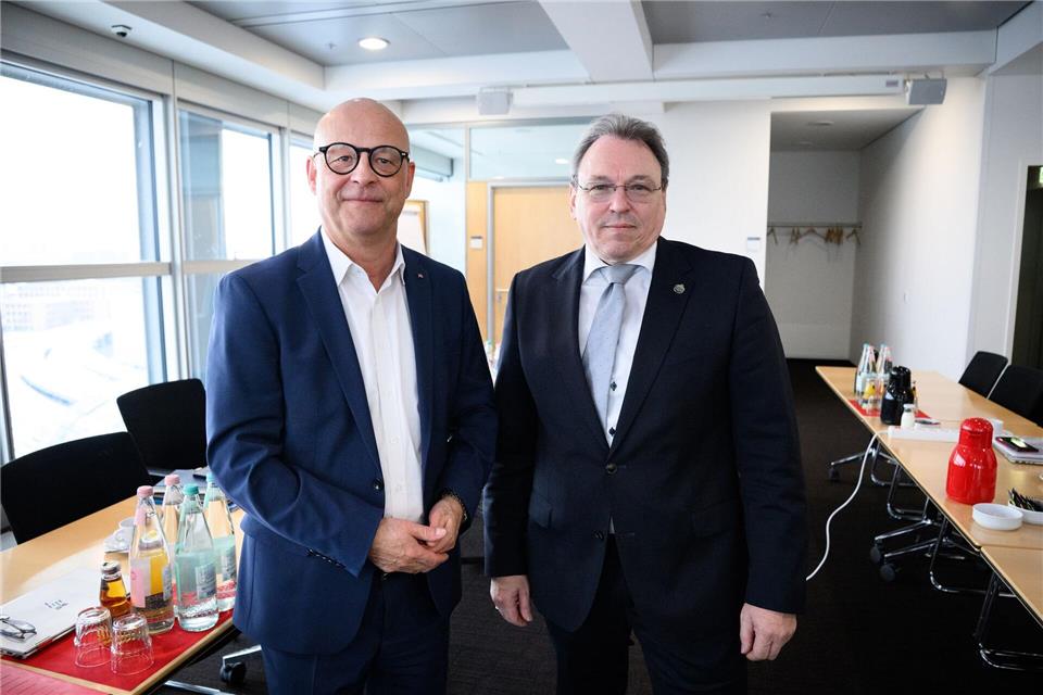 Für die Bahn verhandelt Konzernpersonalvorstand Martin Seiler (links), für die GDL der Gewerkschaftsvorsitzende Mario Reiß. Bernd von Jutrczenka/dpa