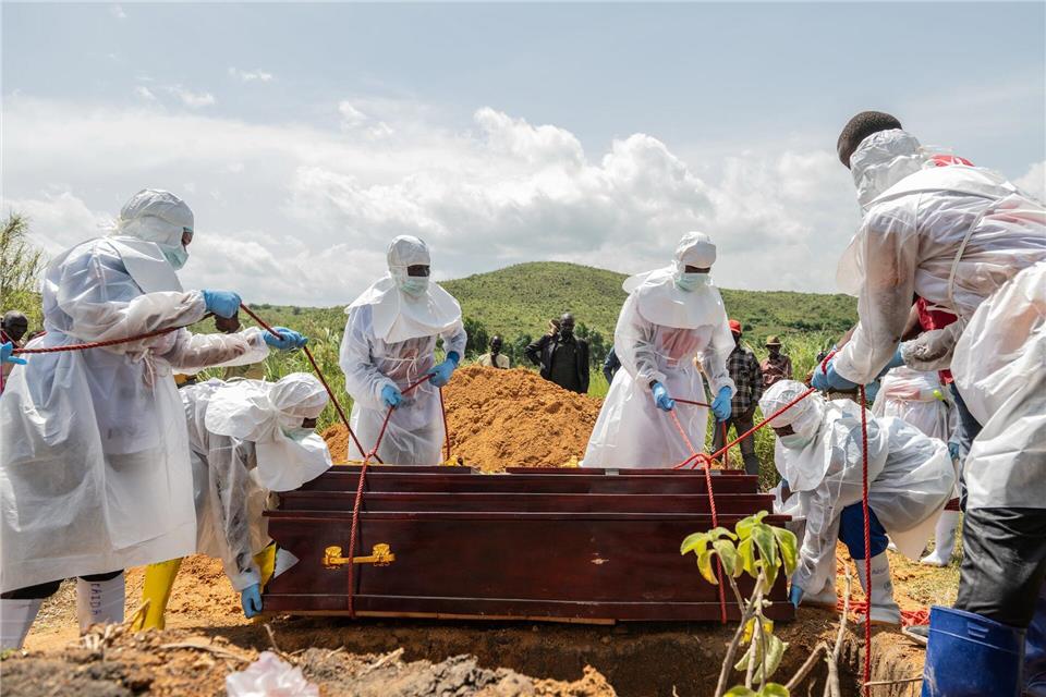 Für die Beisetzung verstorbener Ebola-Patienten bestehen strenge Sicherheitsregeln - nicht alle Angehörigen haben hierfür Verständnis. (Archivbild)Moses Sawasawa/AP/dpa