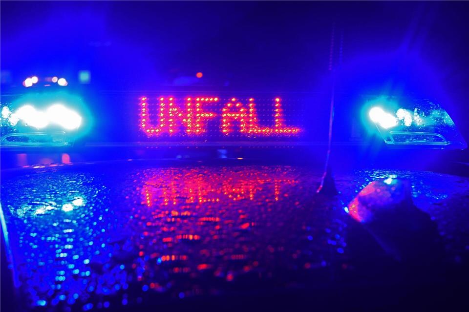 Pferde von Auto erfasst und getötet Für die Bergung der getöteten Pferde und des Autos mit Totalschaden war die Straße nach dem Unfall zeitweise voll gesperrt. (Symbolbild)Stefan Puchner/dpa