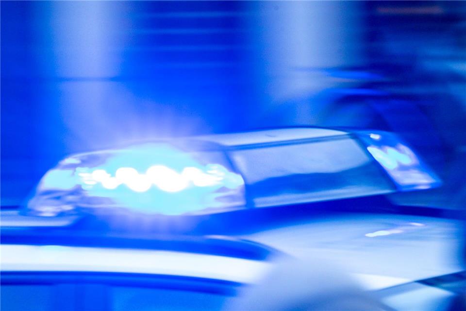 Für die Bergung eines Lastwagens hatte die Polizei einen Teil der Autobahn gesperrt. (Symbolbild)Jens Büttner/dpa