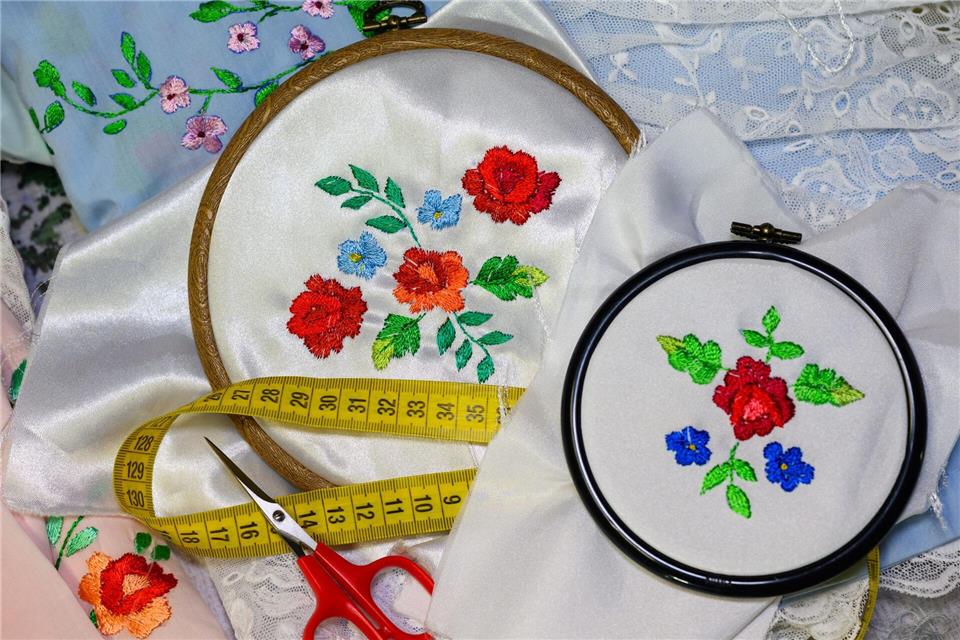 Für die Blumenmotive lassen sich die Dziumblas von dem inspirieren, was im Garten blüht.Patrick Pleul/dpa