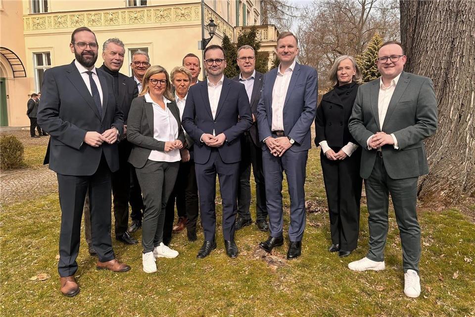 Für die Brandenburger CDU kommen Jan Redmann als Innenminister, Martina Klement als Wirtschaftsministerin und Gordon Hoffmann als Bildungsminister ins künftige Kabinett. Martin Burmeister/CDU Brandenburg/dpa