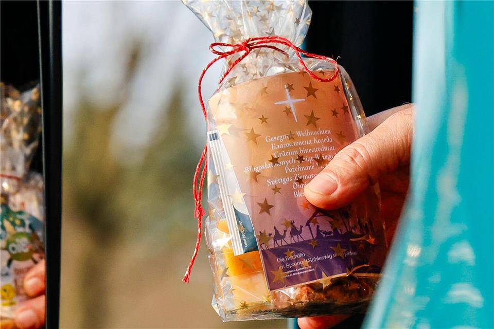 Für die Brummifahrer gab es auch Weihnachtskekse.Frank Molter/dpa