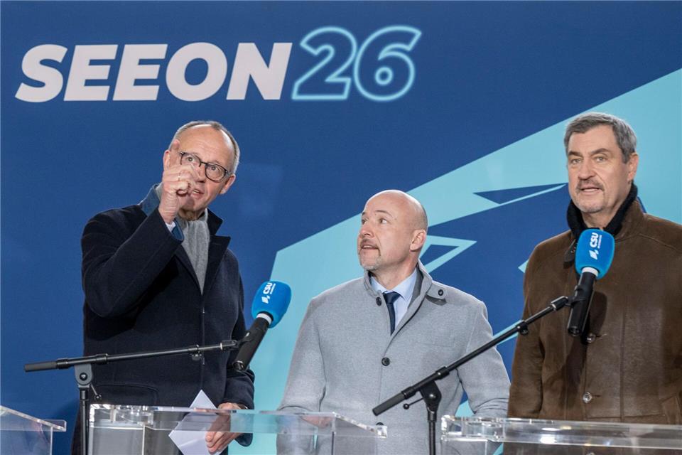 Für die CSU ist Merz der richtige Kanzler zur Lösung der innen- und außenpolitischen Krisen.  Peter Kneffel/dpa