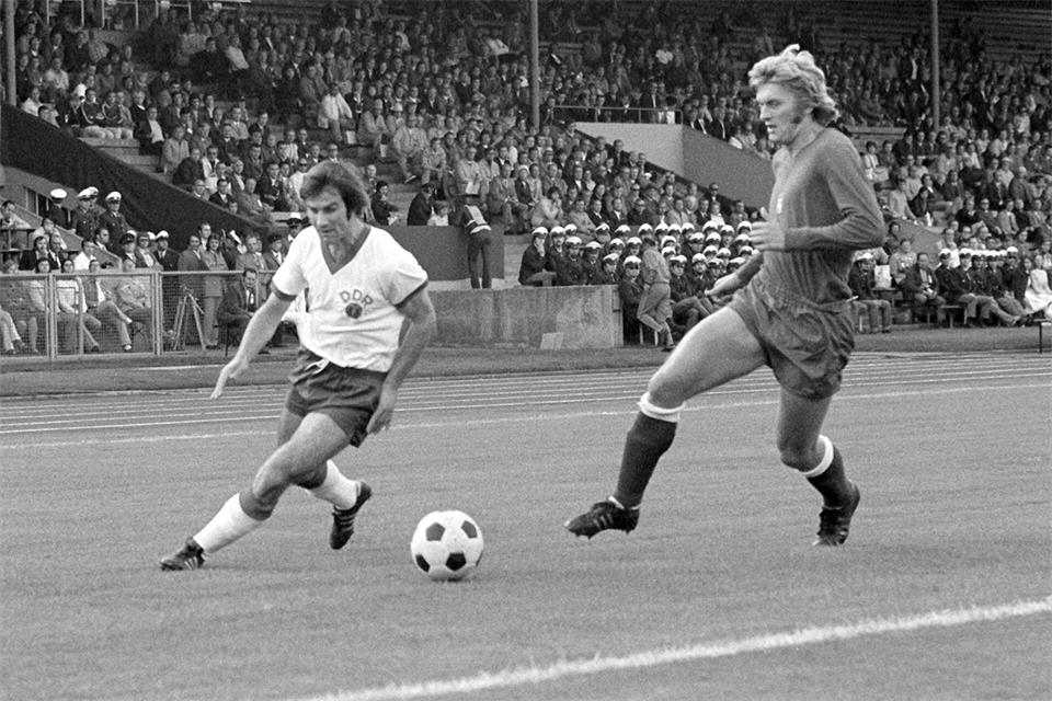 Für die DDR-Nationalmannschaft erzielte Peter Ducke 15 Tore in 68 Spielen. (Archivbild)Karl Schnörrer/dpa