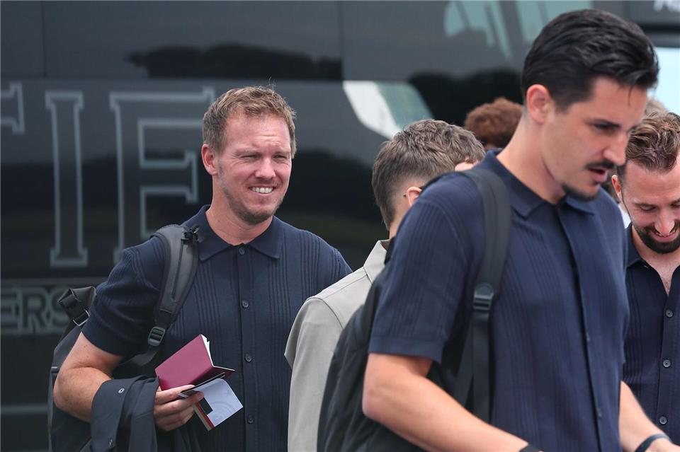 Für die DFB-Elf und ihren Bundestrainer stehen einige Reisetage an. Christian Charisius/dpa