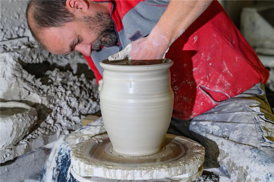 Tradition in Ton: Töpferfamilien bewahren ihr Handwerk Für die Drehscheibe braucht es Fingerspitzengefühl. Patrick Pleul/dpa