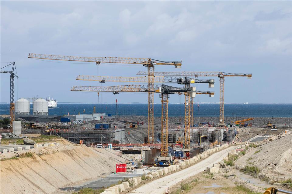 Für die Durchfahrt des Fehmarnbelttunnels soll nach der Fertigstellung Maut erhoben werden. (Symbolbild)Frank Molter/dpa