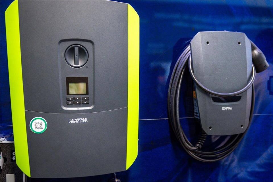 Für die Eigenversorgung bei einem Stromausfall ist ein spezieller Hybrid-Wechselrichter notwendig. picture alliance/dpa