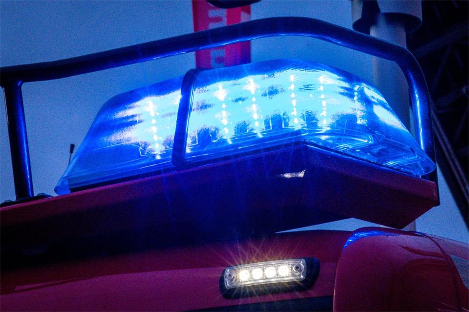 Für die Einsatzkräfte galt es zunächst, den Gefahrenbereich abzusichern. (Symbolbild)Jens Büttner/dpa