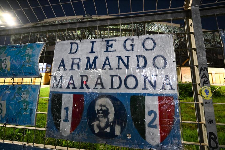Für die Eintracht geht es am Dienstag im Stadio Diego Armando Maradona um wichtige Punkte in der Champions League.Arne Dedert/dpa