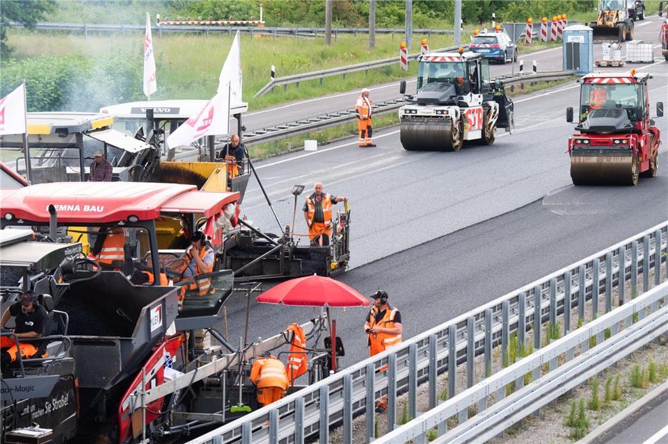 Für die Erneuerung der Fahrbahn muss die A44 für mehrere Tage gesperrt werden. (Symbolbild)Julian Stratenschulte/dpa