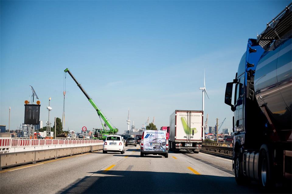 Für die Erweiterung der A7 südlich des Elbtunnels wurde zwei neue Fahrspuren zwischen die bestehenden Richtungsfahrbahnen eingebaut. (Archivbild)Daniel Reinhardt/dpa