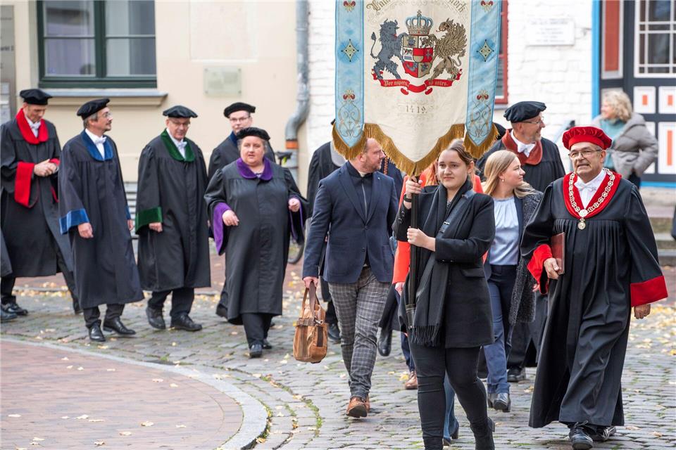 Für die Feier werfen sich die Professorinnen und Professoren in Talare. (Archivbild) Frank Hormann/dpa
