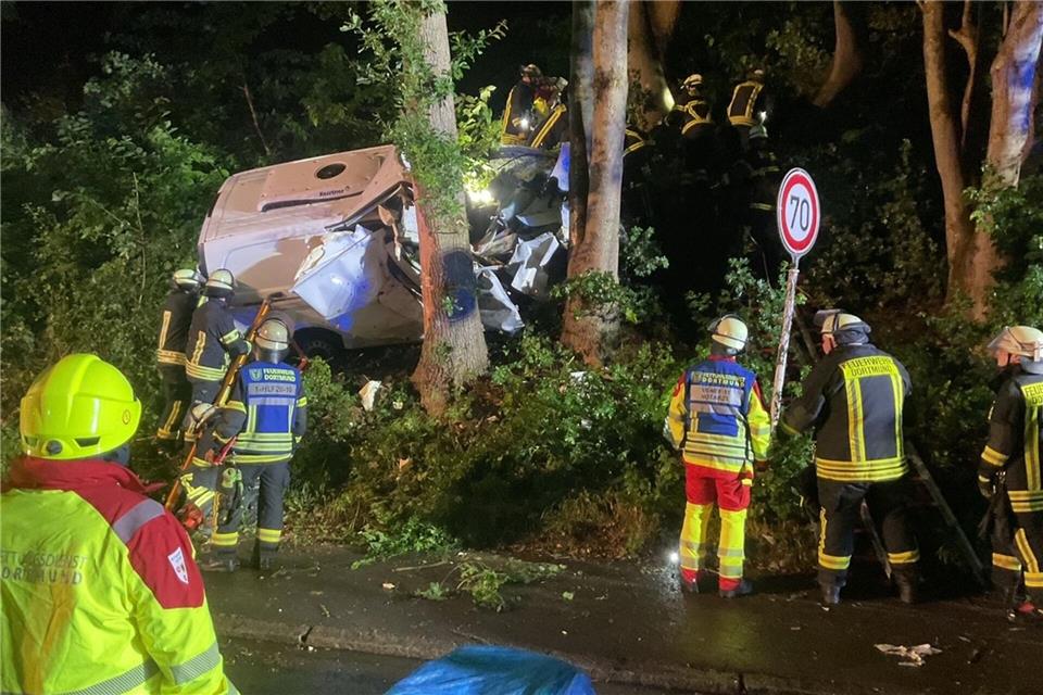 Für die Feuerwehr war die Befreiung des schwer verletzten Manns aus seinem Auto eine Herausforderung.Feuerwehr Dortmund/dpa
