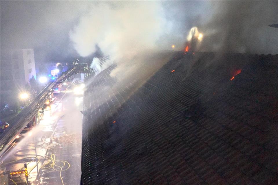 Für die Feuerwehr war es ein größerer Einsatz in der Nacht. Thorsten Kremers/dpa