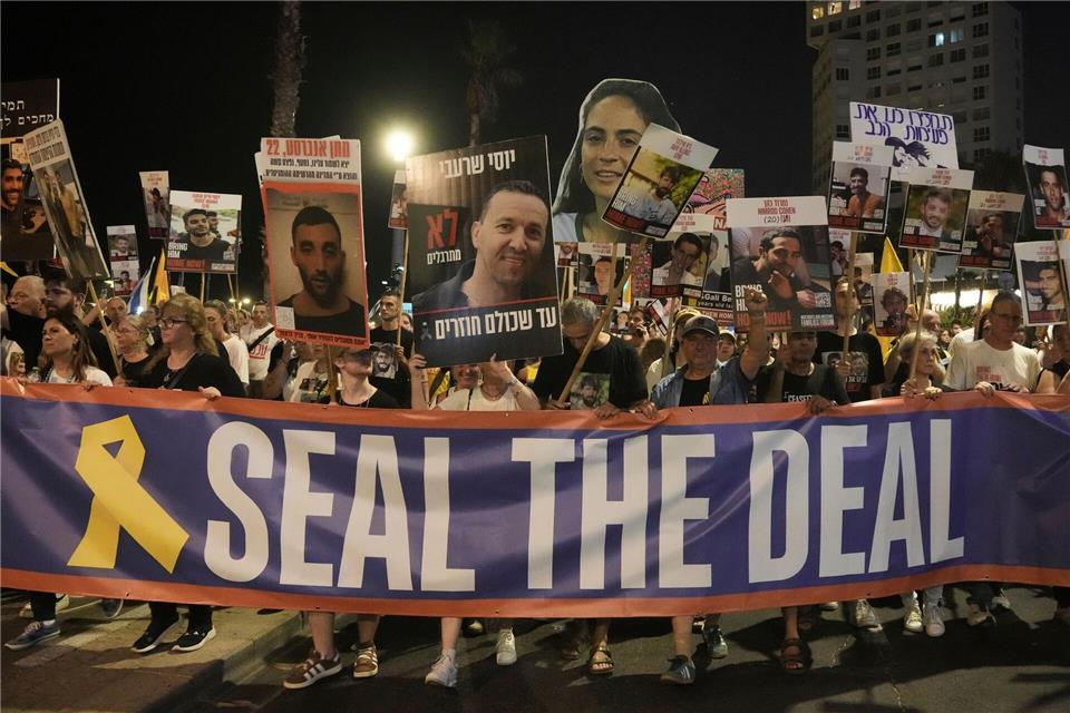 Für die Freilassung und Übergabe aller Geiseln waren monatelang Tausende Israelis auf die Straßen gegangen. (Archivbild)Mahmoud Illean/AP/dpa