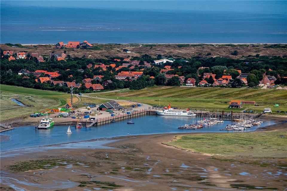 Für die Glasfaseranbindung Spiekeroogs wird ein Kabel durchs Watt gelegt. (Symbolbild)Hauke-Christian Dittrich/dpa