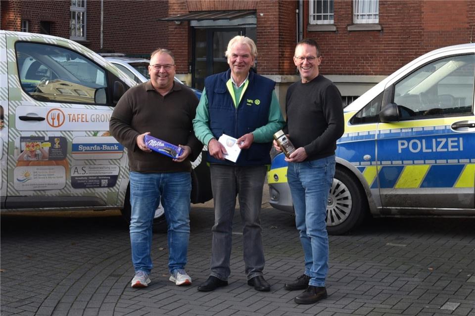 Für die Gronauer Tafel gab es eine besondere Spende: Kriminalhauptkommissar Thomas Vortkamp (v.l.), Manfred Lenz (Vorsitzender Tafel Gronau e.V.) und Martin Mensing (Erster Kriminalhauptkommissar) freuten sich, dass die sichergestellten Lebensmittel weiterverwertet werden dürfen.