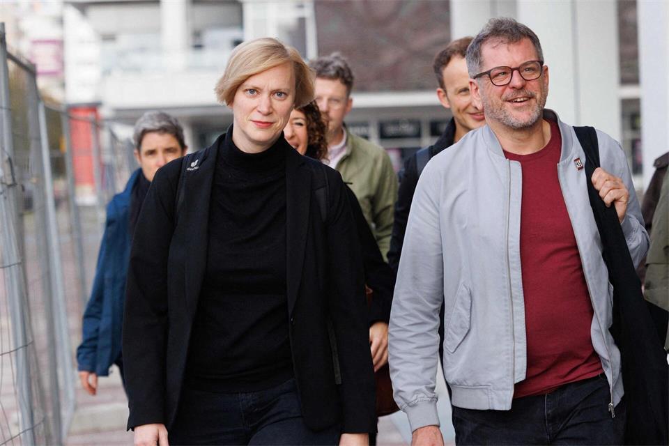 Für die Grünen kamen unter anderem die Landesvorsitzende Nina Stahr (l) und Co-Fraktionschef Werner Graf in das Haus der Statistik.Carsten Koall/dpa