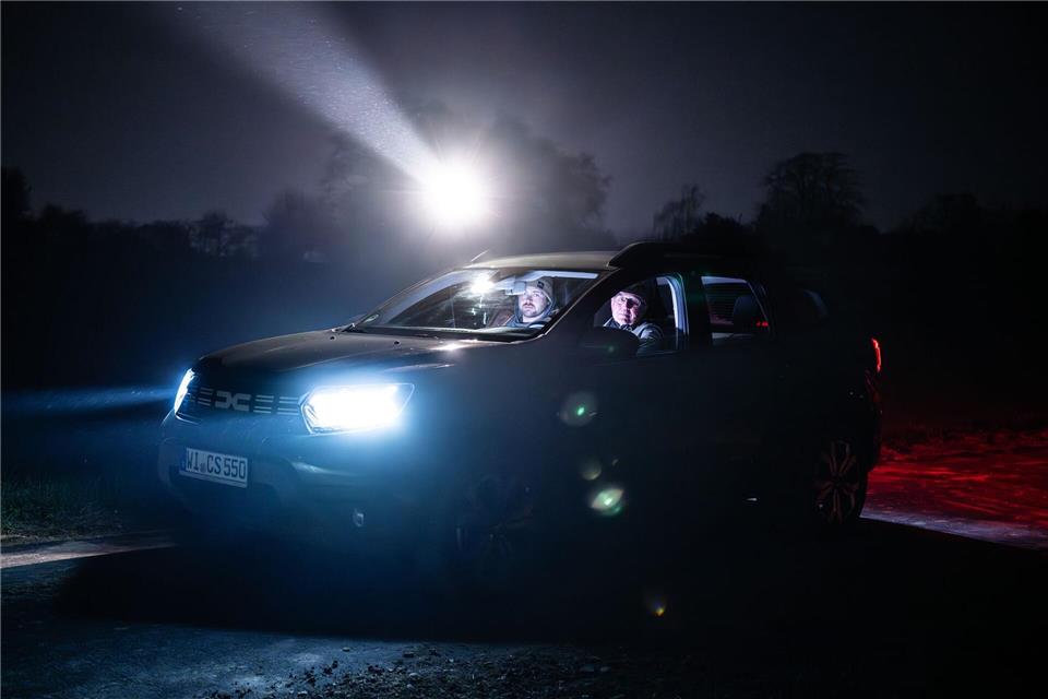 Für die Hasenzählung wird das Areal in Schrittgeschwindigkeit abgefahren.Boris Roessler/dpa