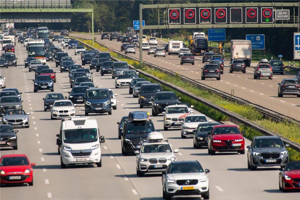 Stau oder freie Fahrt - Bayern vor den Herbstferien Für die Herbstferien sagt der ADAC Staus vorher. (Symbolbild)Stefan Puchner/dpa