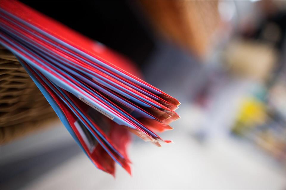 Für die Herstellung von Plastiktüten wird Erdöl verwendet. Rolf Vennenbernd/dpa/dpa-tmn