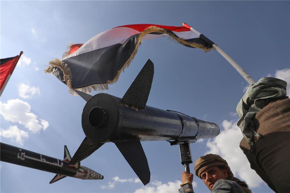 Für die Huthi bestimmte Waffen aus dem Iran sollen Beobachtern zufolge über den Seeweg in den Jemen geschmuggelt werden. (Archivbild)Osamah Abdulrahman/AP/dpa