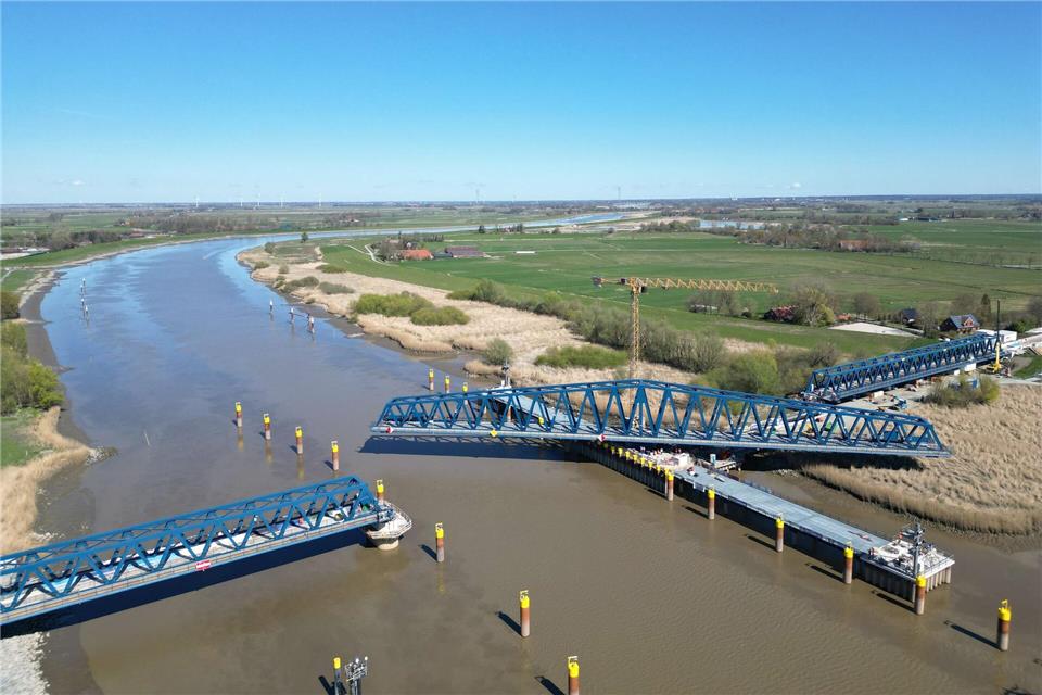 Für die Inbetriebnahme der neuen Friesenbrücke testet die Deutsche Bahn das drehbare Mittelelement. Lars Penning/dpa