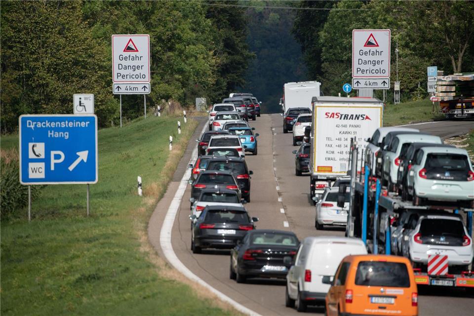 Für die Jahre 2026 bis 2029 fehlen dem Bund rund 15 Milliarden Euro, um Bundesfernstraßen wie geplant zu modernisieren oder neu zu bauen. (Archivbild)Marijan Murat/dpa