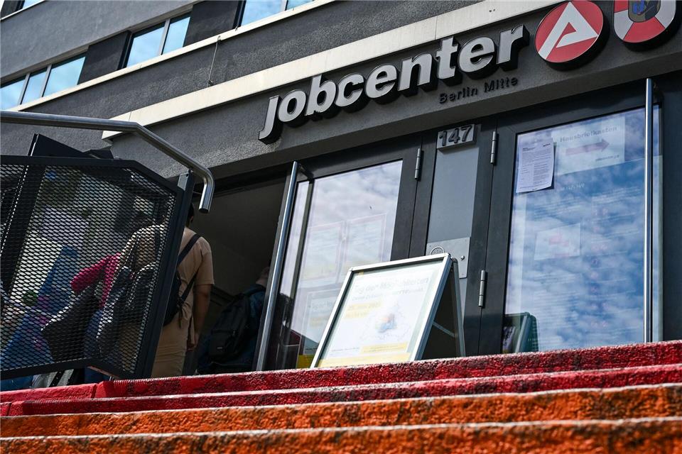 Bürokratieabbau und „Aktivrente“: Was die Koalition plant Für die Jobcenter wird sich nach der geplanten Bürgergeld-Reform voraussichtlich einiges ändern. (Symbolbild)Jens Kalaene/dpa