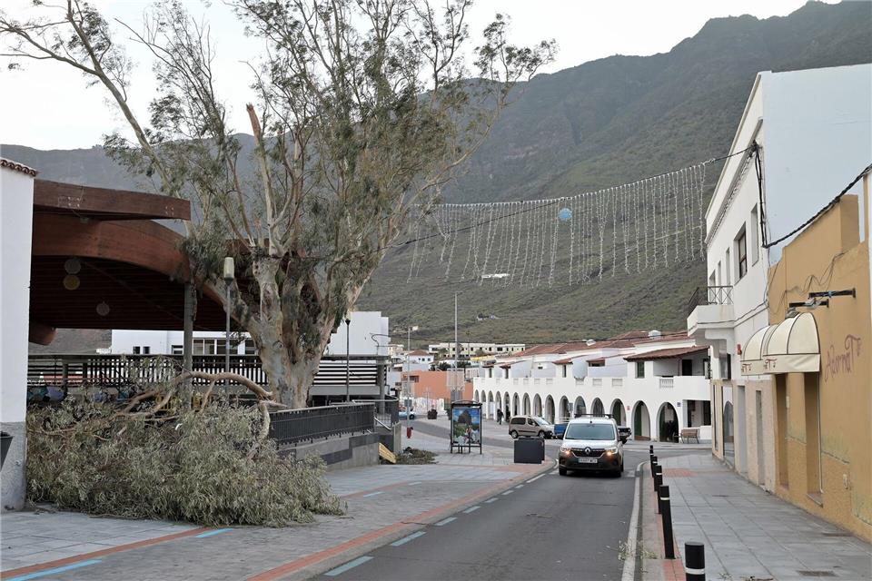 Für die Kanarischen Inseln gilt eine Sturmwarnung. „Therese“ zieht von West nach Ost über die Inseln vor der Westküste Afrikas hinweg und könnte mit Starkregen und Orkanböen für Überschwemmungen und Schäden an Gebäuden sorgen. (Archivfoto)Europa Press Canarias/EUROPA PRESS/dpa