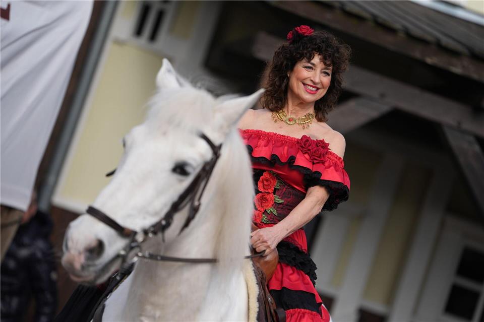 Für die Karl-May-Spiele hat Isabel Varell reiten gelernt.Marcus Brandt/dpa