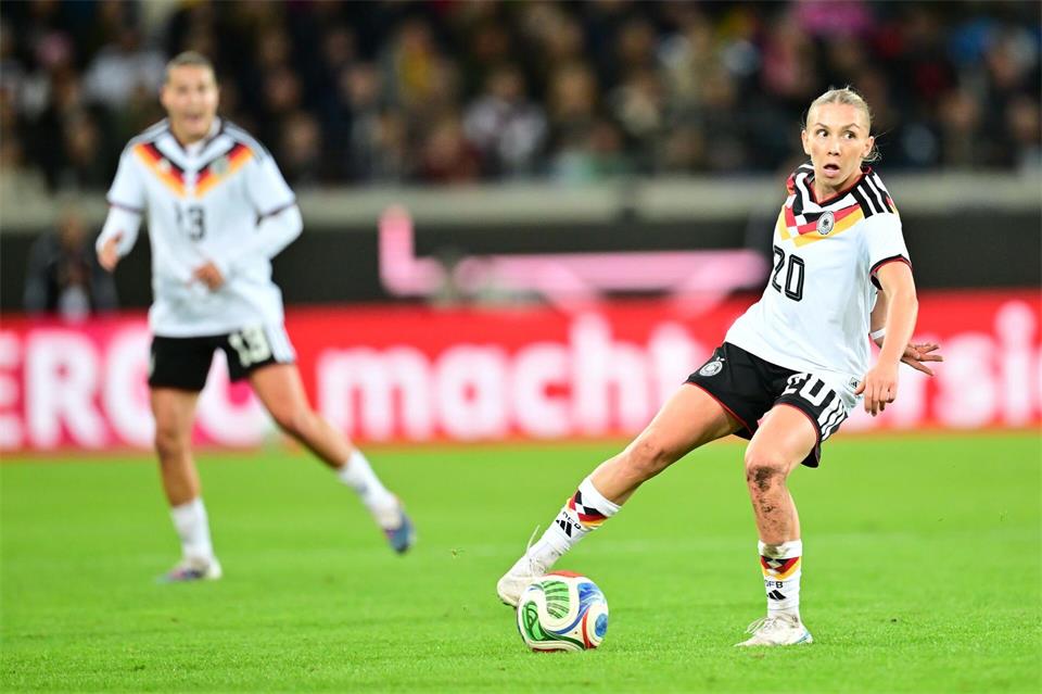 Für die Königlichen am Ball: Nationalspielerin Elisa Senß ist auch bei Real Madrid gesetzt. (Archivbild)Sebastian Christoph Gollnow/dpa