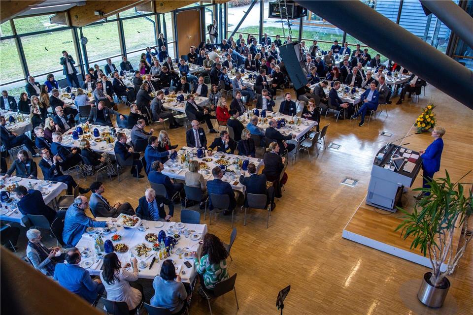 Für die Landesregierung sei es die wichtigste Aufgabe, die Wirtschaft zu stärken sowie Arbeitsplätze zu sichern und zu schaffen, betonte Regierungschefin Schwesig. Jens Büttner/dpa