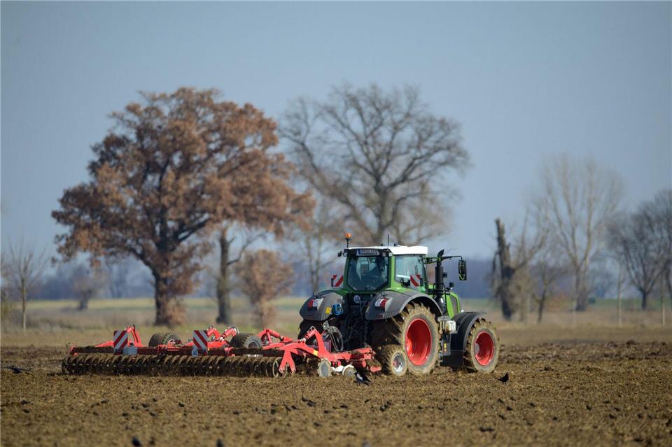 Für die Landwirte beginnt die Frühjahrsarbeit auf den Feldern. (Symbolbild) Soeren Stache/dpa-Zentralbild/ZB
