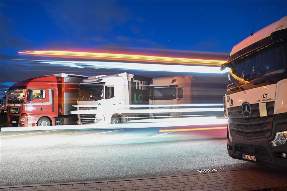 Für die Laster fehlen Stellplätze, kritisiert der ADAC.Bernd Weißbrod/dpa