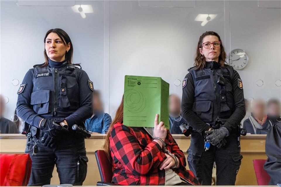 Für die Mutter war es nach Aussagen der Verteidigerin neu, das Neugeborene zu stillen. (Archivbild)Markus Scholz/dpa