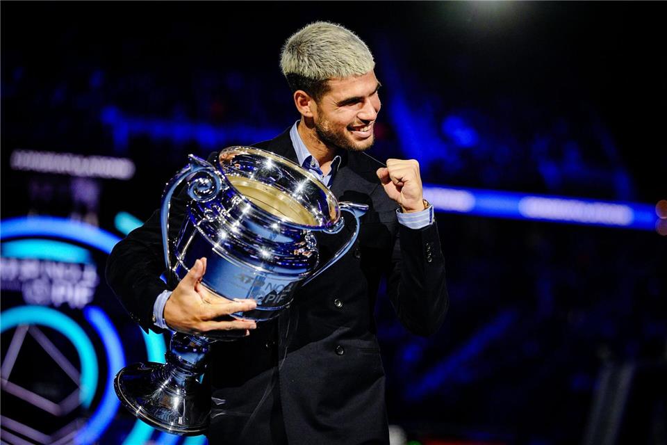 Für die Nummer 1 am Saisonende erhält Carlos Alcaraz eine TrophäeMarco Alpozzi/LaPresse via ZUMA Press/dpa