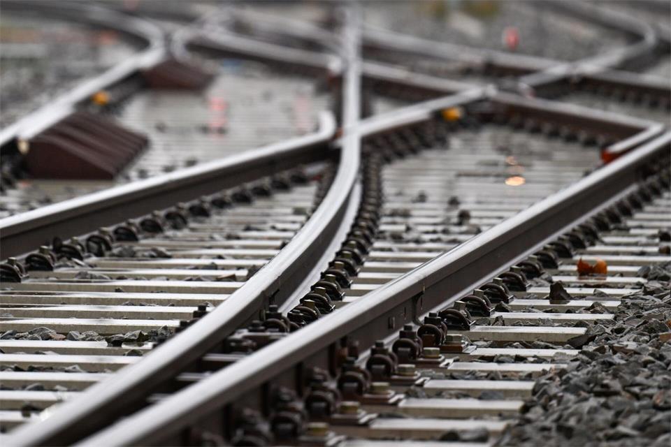 Für die Nutzung der Schieneninfrastruktur müssen Verkehrsunternehmen Geld an die DB InfraGo zahlen. (Archivbild)Hendrik Schmidt/dpa
